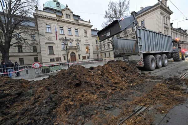 Zemědělci vysypali před úřadem Vlády ČR hromadu hnoje. Foto: PČR