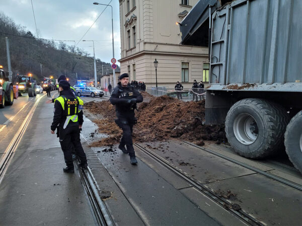 Zemědělci vysypali před úřadem Vlády ČR hromadu hnoje. Foto: PČR