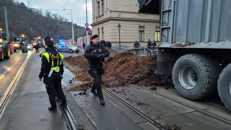 Zemědělci vysypali před úřadem Vlády ČR hromadu hnoje. Foto: PČR