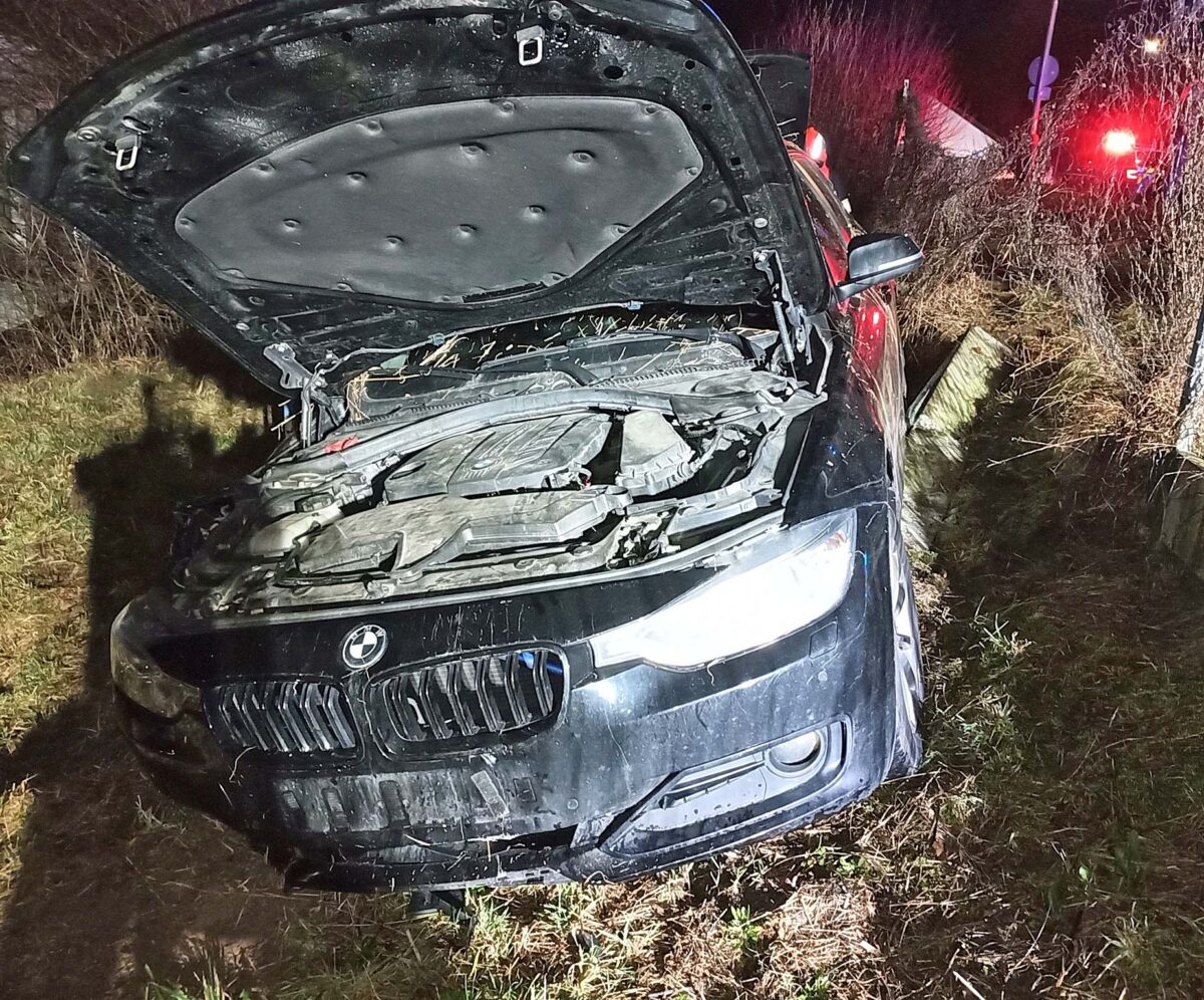 Nehoda BMW ve Valašském Meziříčí. Foto: HZS