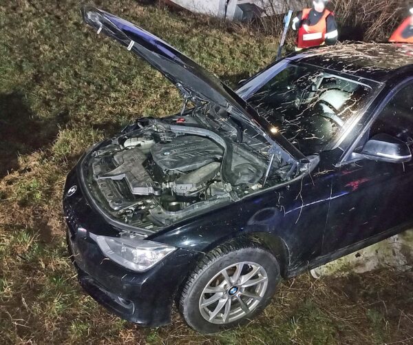 Nehoda BMW ve Valašském Meziříčí. Foto: HZS