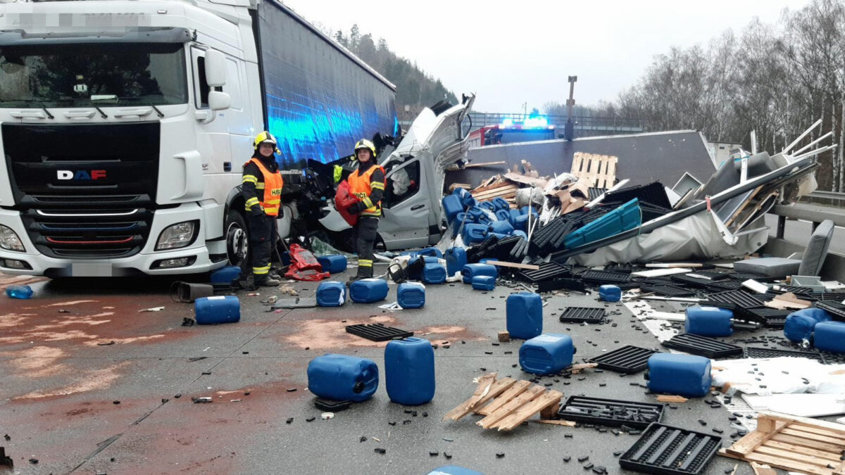 Nehoda dodávky a kamionu na D1 u Radonic. Zdroj: HZS