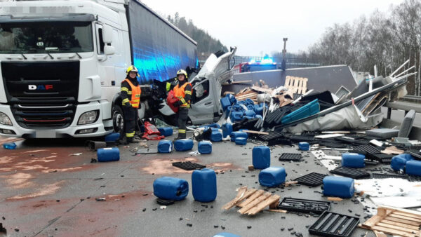 Nehoda dodávky a kamionu na D1 u Radonic. Zdroj: HZS