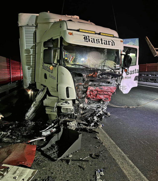 Auto v protisměru na dálnici D10 narazilo do kamionu. Foto: FB