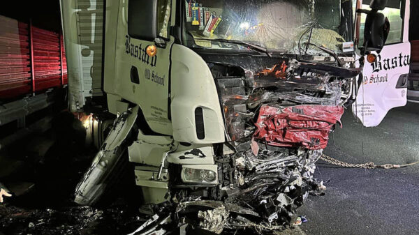 Auto v protisměru na dálnici D10 narazilo do kamionu. Foto: FB