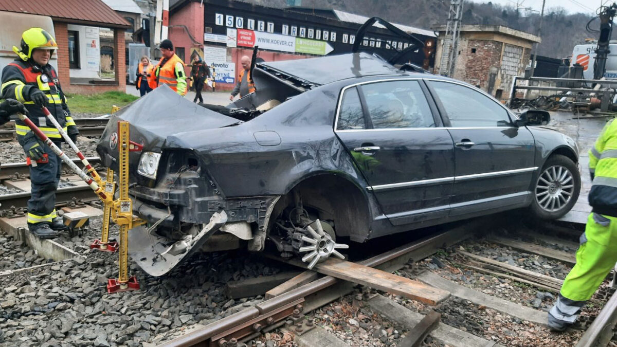 Nehoda auta a vlaku v Libčicích nad Vltavou. Foto: Správa železnic