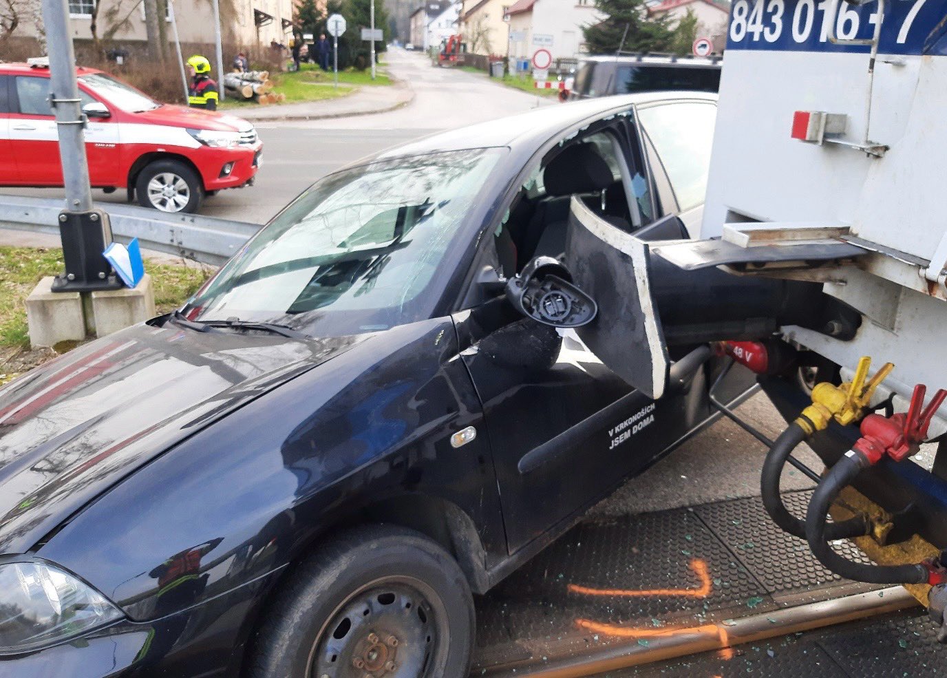 Nehoda auta a vlaku v Nových Bucích. Foto: Drážní hasiči