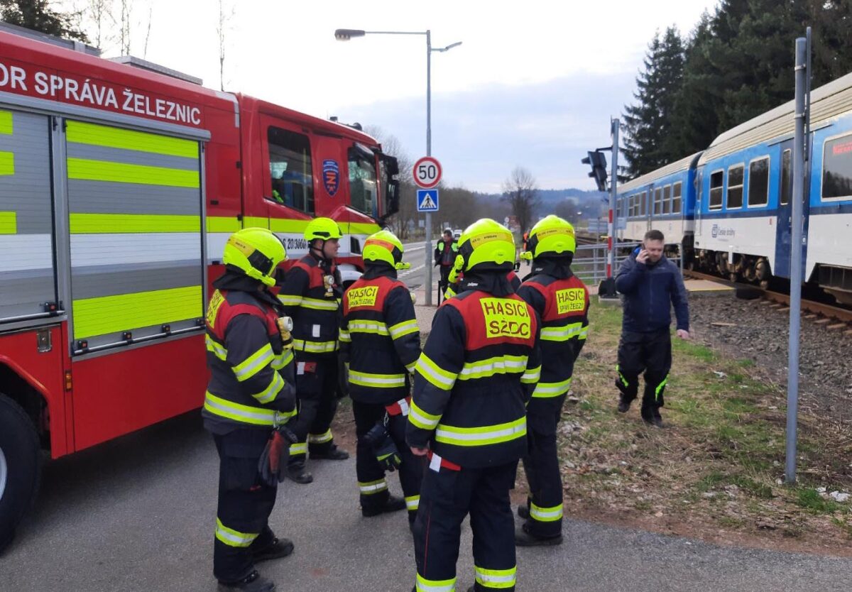 Nehoda auta a vlaku v Nových Bucích. Foto: Drážní hasiči