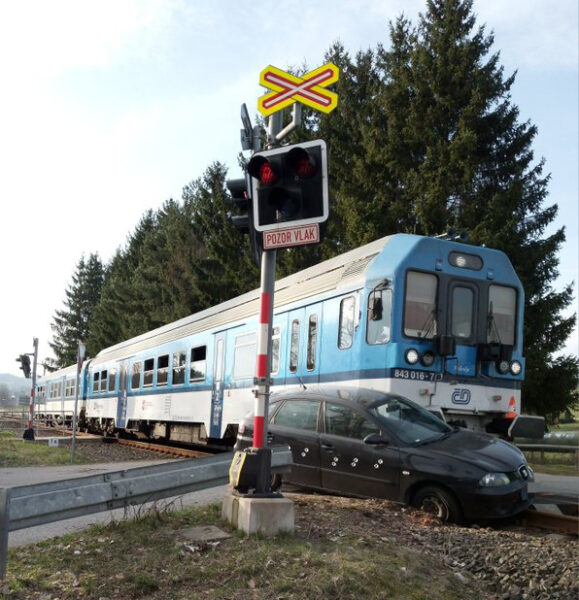 Nehoda auta a vlaku v Nových Bucích. Foto: Drážní hasiči