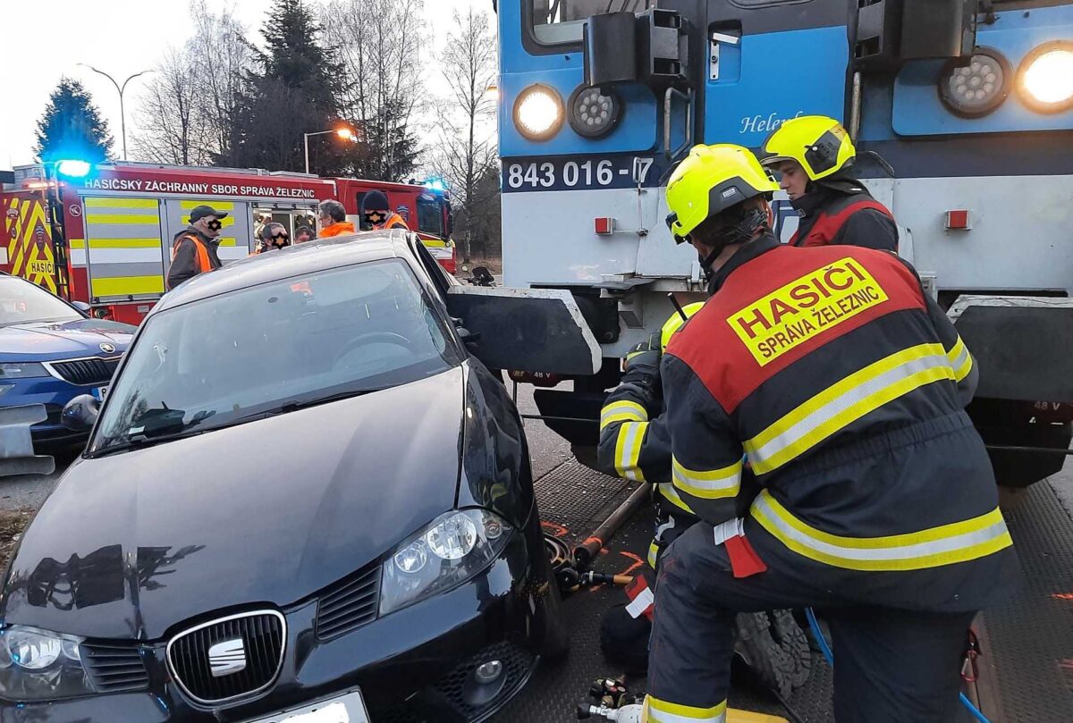 Nehoda auta a vlaku v Nových Bucích. Foto: Drážní hasiči