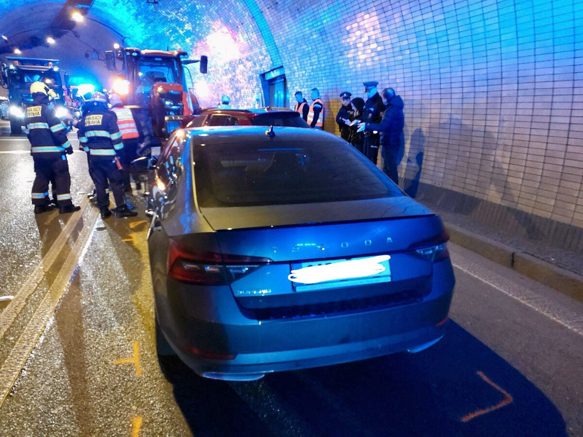 Nehoda traktoru a osobního vozu v Letenském tunelu v Praze. Foto: HZS