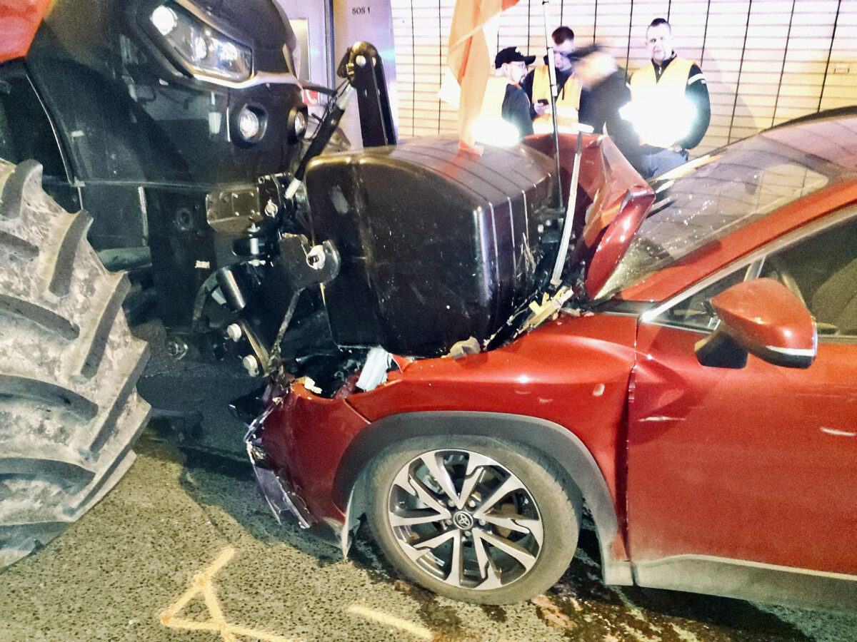 Nehoda traktoru a osobního vozu v Letenském tunelu v Praze. Foto: HZS