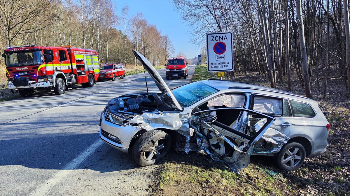 Nehoda dvou aut u Hluboké nad Vltavou. Foto: HZS