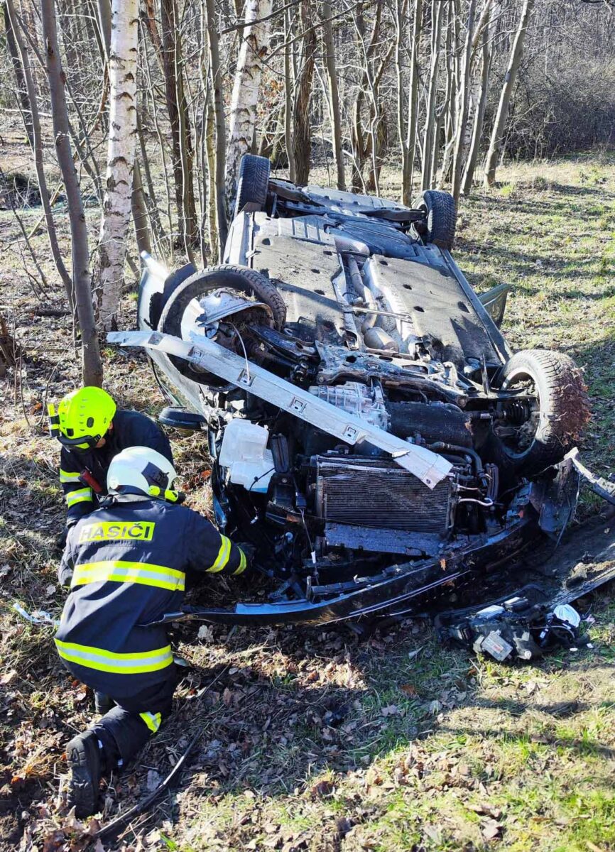 Nehoda dvou aut u Hluboké nad Vltavou. Foto: HZS