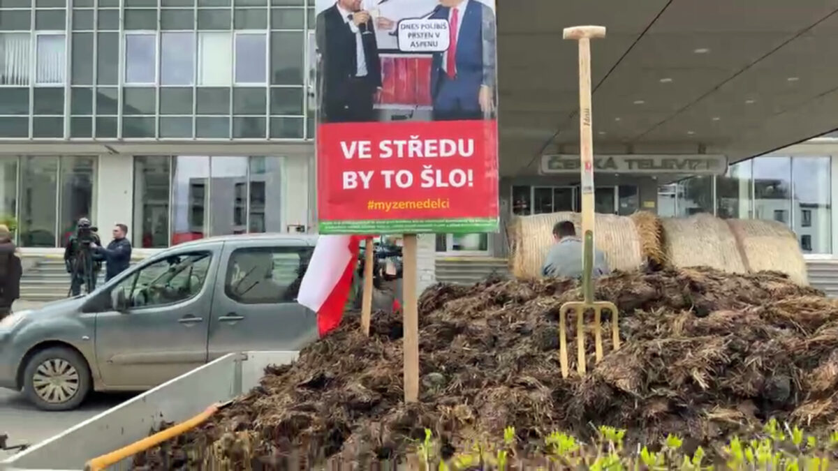 Protest zemědělců před budovou České televize. Zdroj: KTV