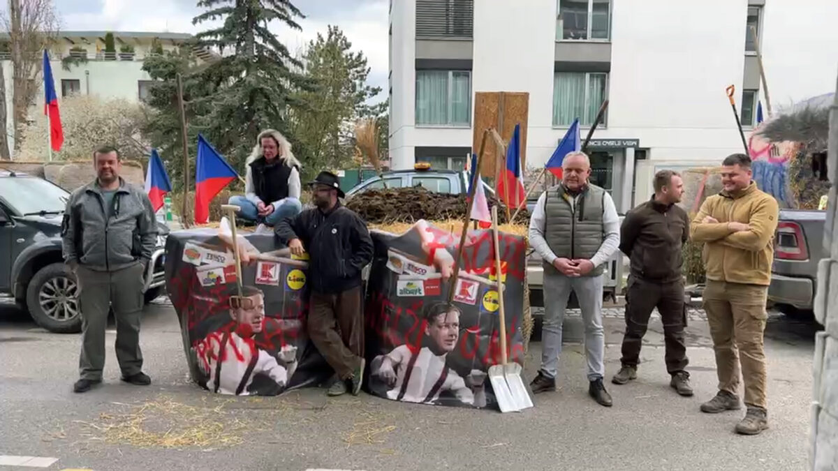 Protest zemědělců před budovou České televize. Zdroj: KTV