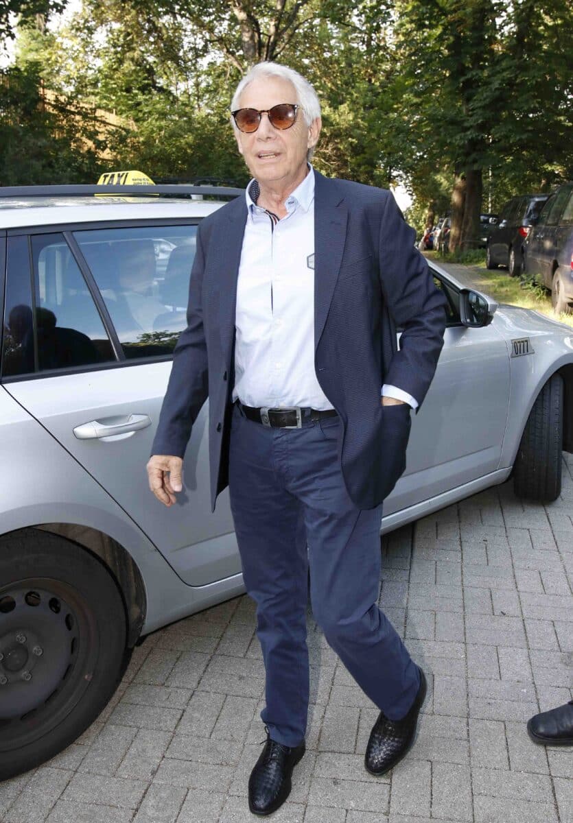 Josef Laufer přijíždí na osmdesátiny Karla Gotta. Foto: Nextfoto