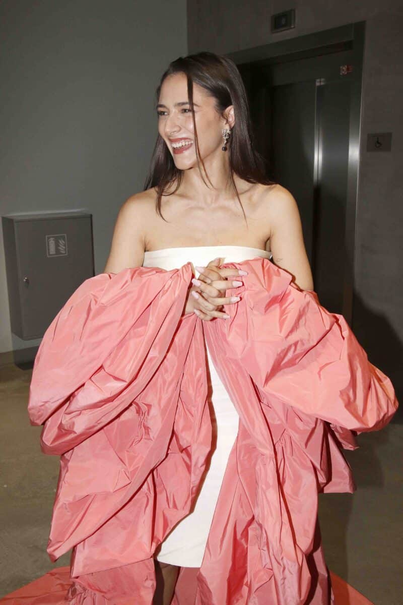 Eva Burešová překvapila bílými šaty s růžovým bachratým přehozem. Chvílemi vypadala jako bonbón. Foto: Pavel Gwužď / Nextfoto