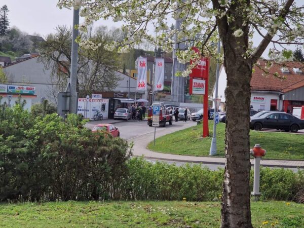 Záchranáři zasahují u nehody v Polici nad Metují. Foto: Hasiči Broumov