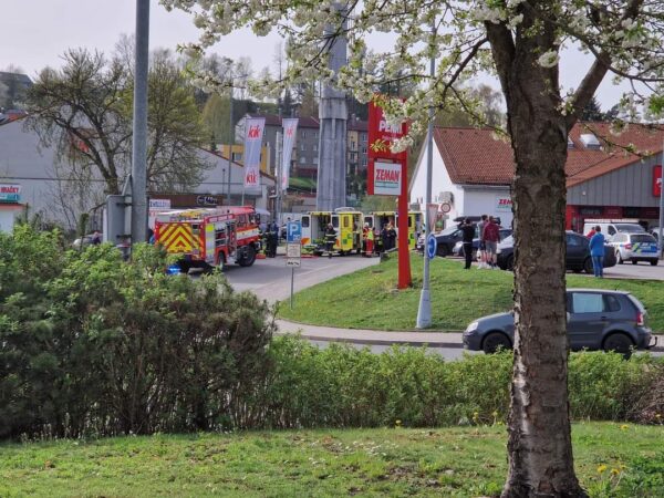 Záchranáři zasahují u nehody v Polici nad Metují. Foto: Hasiči Broumov