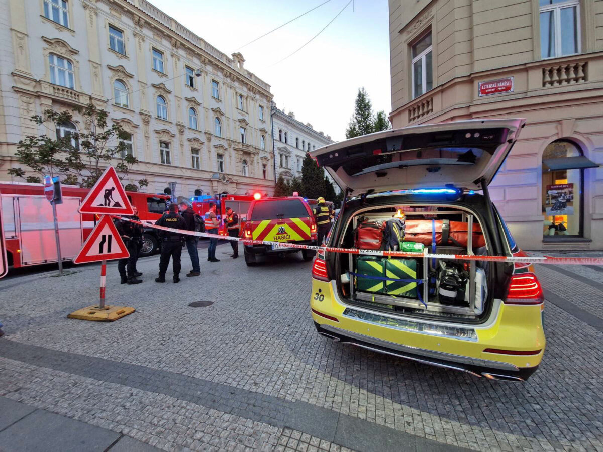 Záchranáři zasahovali u požáru v Praze Bubenči. Foto: ZZS