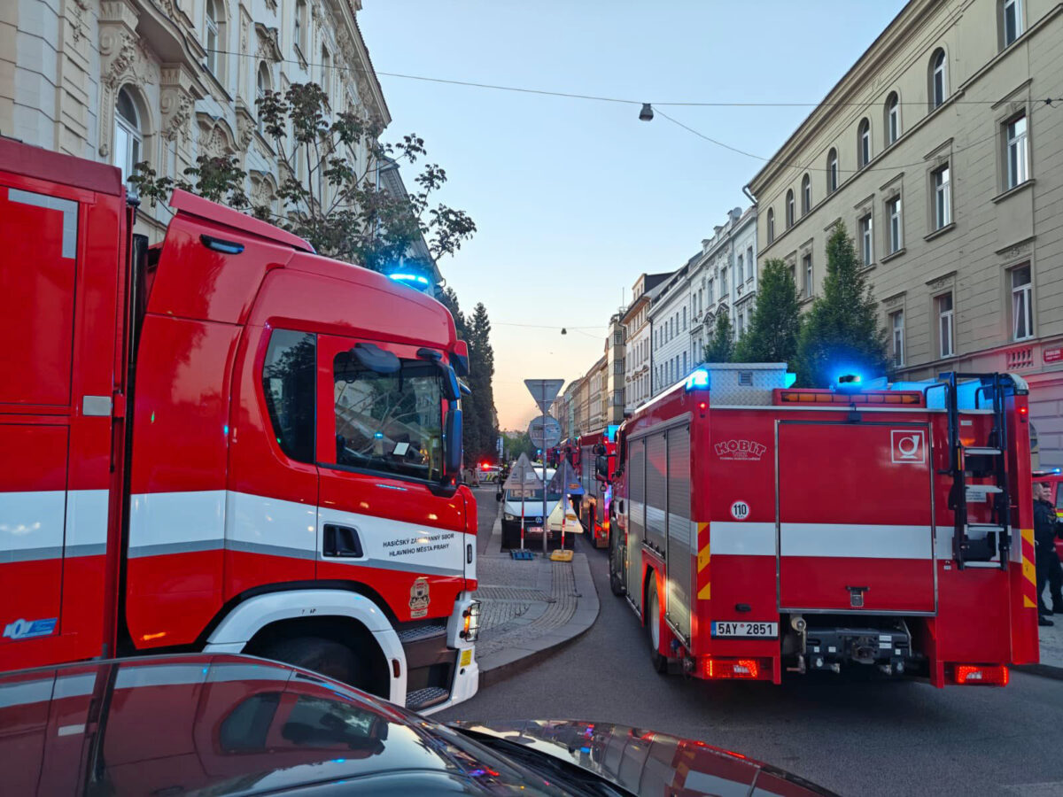 Hasiči zasahovali u požáru v Praze Bubenči. Foto: HZS