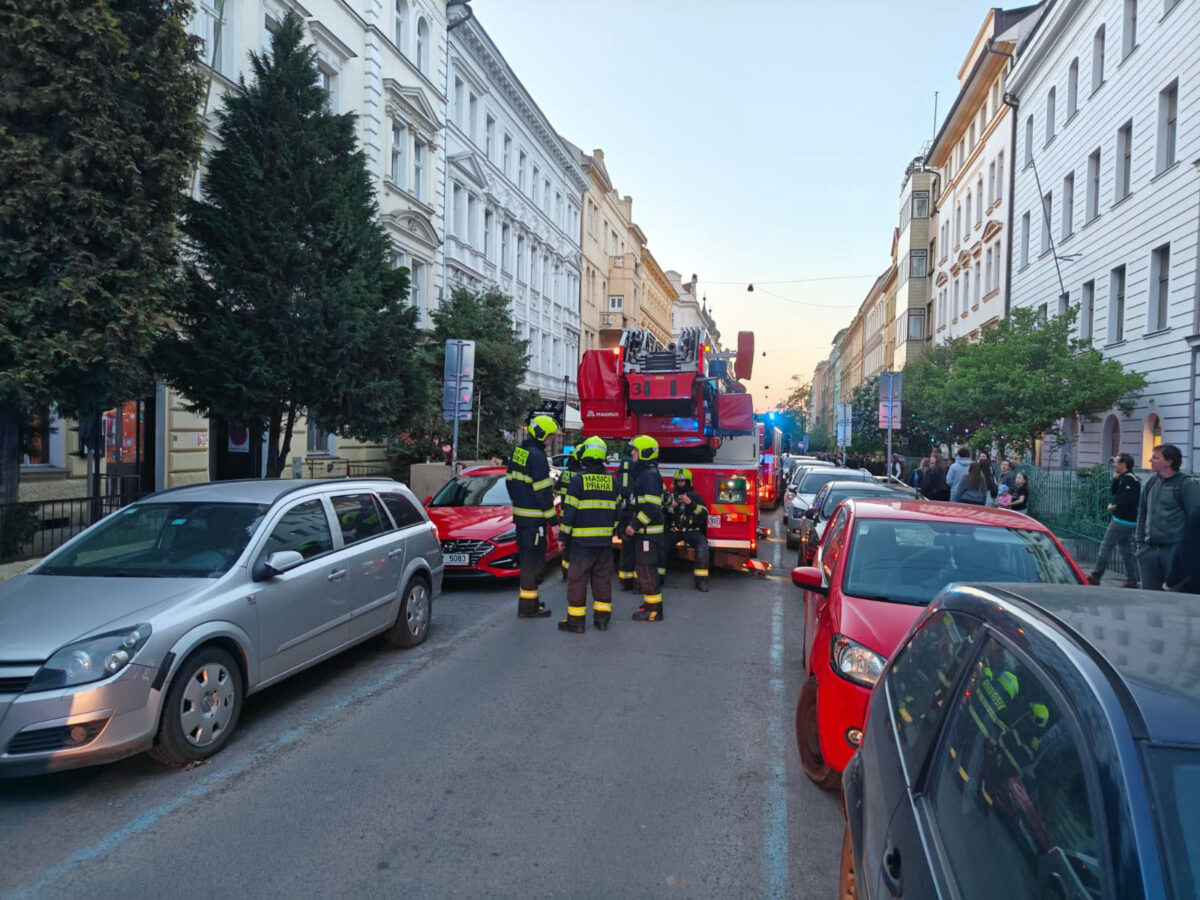 Hasiči zasahovali u požáru v Praze Bubenči. Foto: HZS
