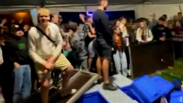 Rozzuření návštěvníci útočí na stánek pořadatelů majálesu. Zdroj: IG