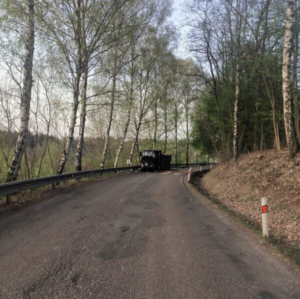 Nehoda se stala v táhlé zatáčce. Foto: PČR