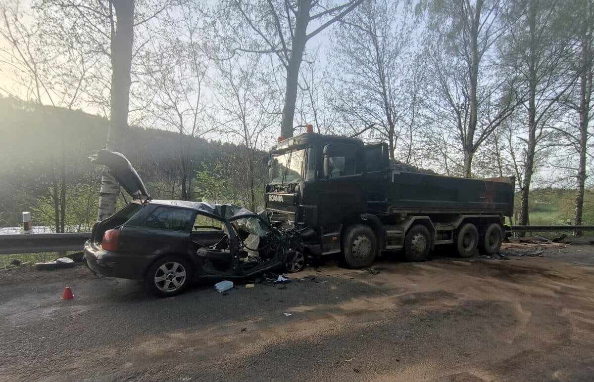 Tragická nehoda Audi a nákladního vozu na silnici od Lanšperka na Dolní Dobrouč na Orlickoústecku. Foto: PČR