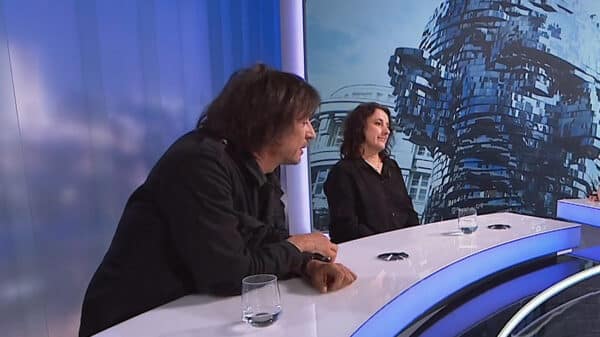 Výtvarník David Černý a kurátorka Marie Foltýnová v České televizi. Zdroj: ČT
