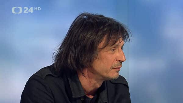 Výtvarník David Černý a kurátorka Marie Foltýnová v České televizi. Zdroj: ČT