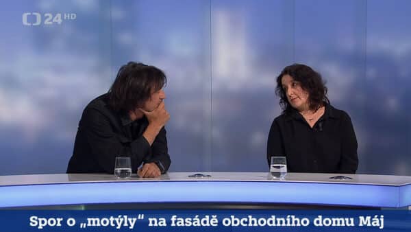 Výtvarník David Černý a kurátorka Marie Foltýnová v České televizi. Zdroj: ČT