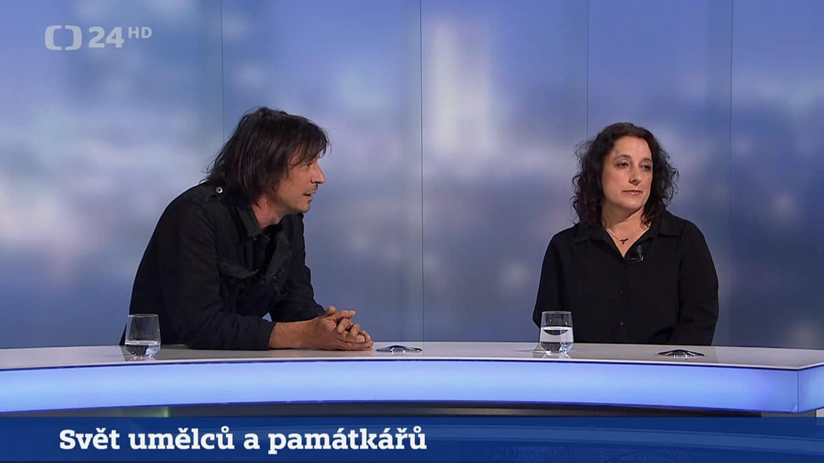 Výtvarník David Černý a kurátorka Marie Foltýnová v České televizi. Zdroj: ČT