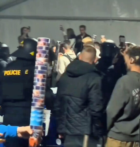Incident kvůli vracení kelímků na pražském majálesu. Zdroj: IG