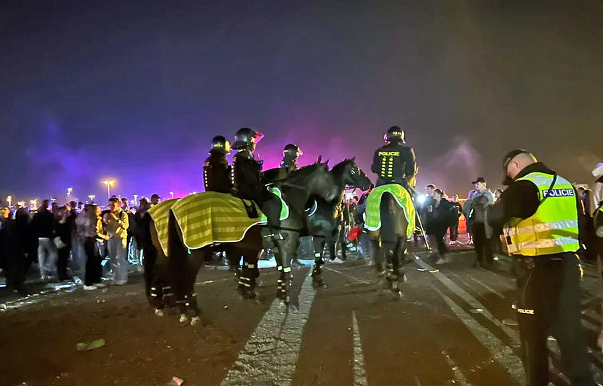 Na Pražském Majálesu zasahovala policie na koních.