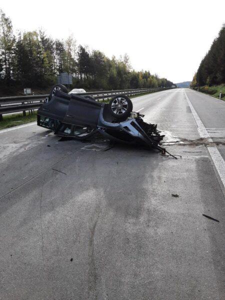 Vážná nehoda osobního auta uzavřela v neděli ráno dálnici D1. Foto: PČR