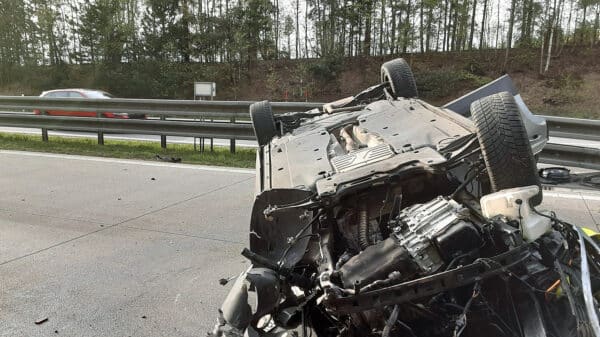 Vážná nehoda osobního auta uzavřela v neděli ráno dálnici D1. Foto: HZS