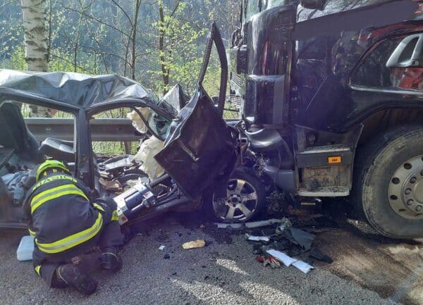 Vůz Audi skončil po čelní srážce s náklaďákem rozdrcený. Foto: HZS