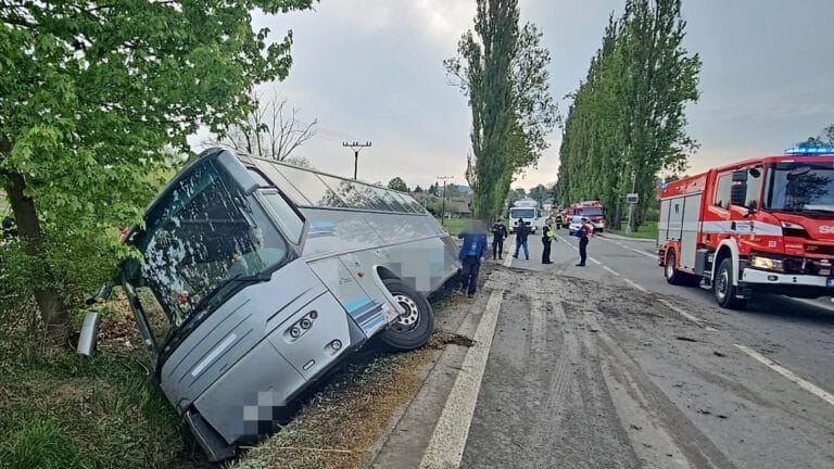 Nehoda autobusu u obce Dublovice na Příbramsku. Foto: HZS