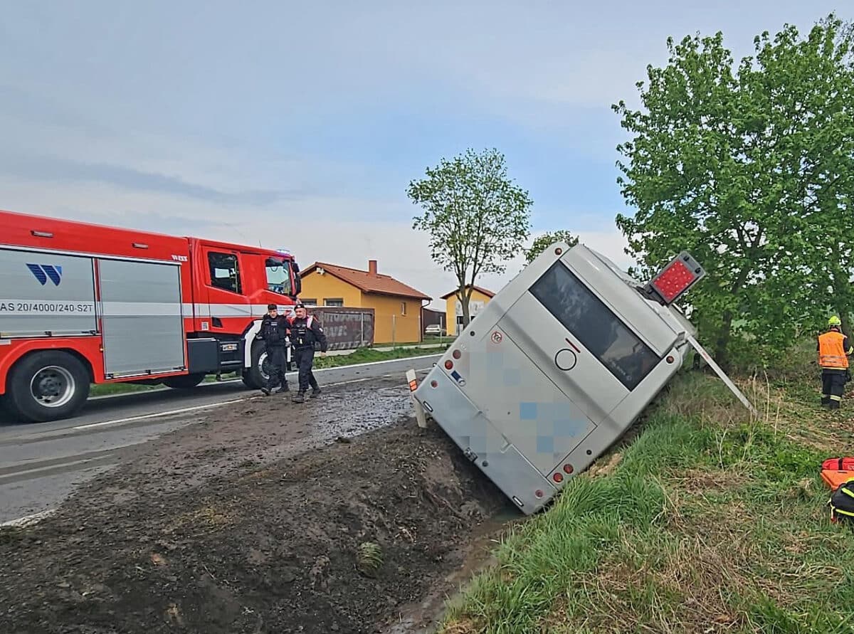 Nehoda autobusu u obce Dublovice na Příbramsku. Foto: HZS