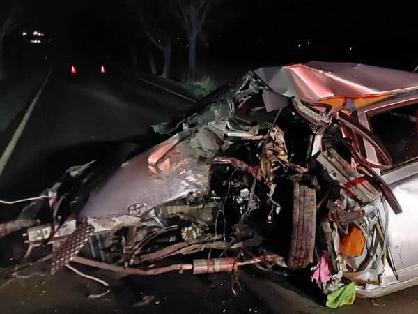 Auto nedalo Olšan na Prostějovsku vrazilo do stromu. Foto: HZS