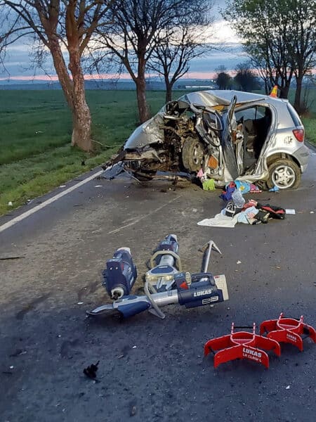 Vůz skončil zcela zdemolovaný, ránu dostalo na místo řidiče. Foto: HZS