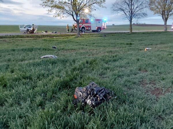 Z vozu po nárazu odletěl motor, skončil daleko v poli. Foto: HZS