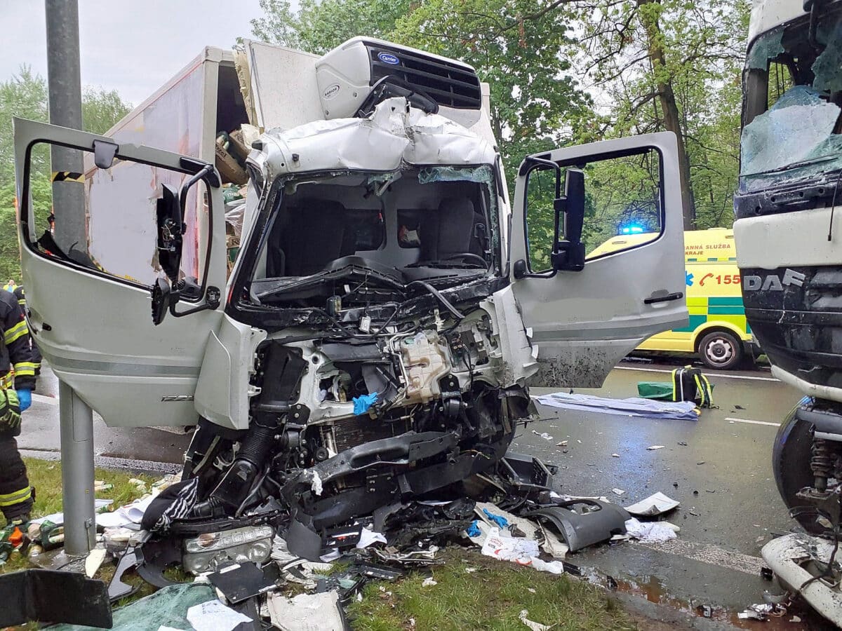 Nehoda dvou nákladních vozů na Pardubicku. Foto: HZS