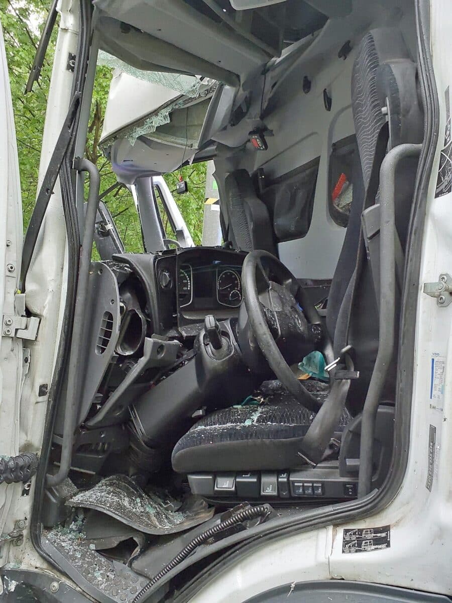 Řidič byl v kabině zcela zaklíněný. Foto: HZS