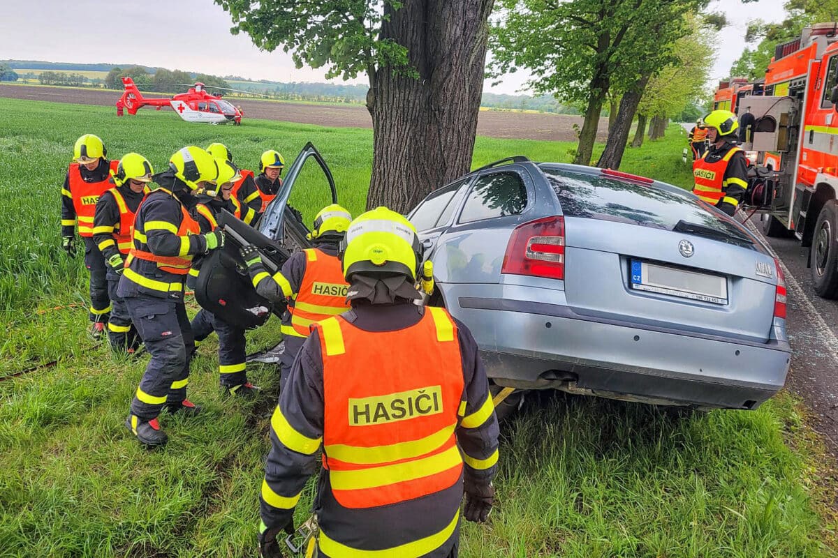 Tragická nehoda Škody Octavia mezi obcemi Šilheřovice a Antošovice. Foto: HZS