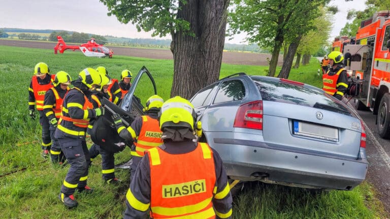 Tragická nehoda Škody Octavia mezi obcemi Šilheřovice a Antošovice. Foto: HZS