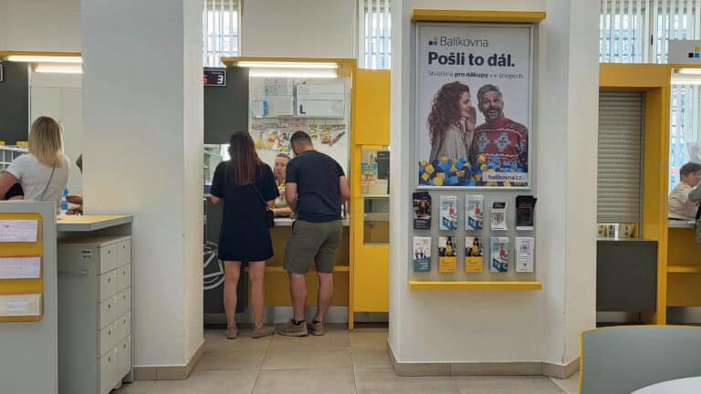 Pošťáci na zredukovaných pobočkách mají mnohem více práce. Teď se dočkají vyšších mezd. Foto: ČRzprávy