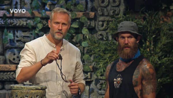 Ondřej Novotný přebírá skrytou imunitu pro Ivu od Piráta. Zdroj: Voyo